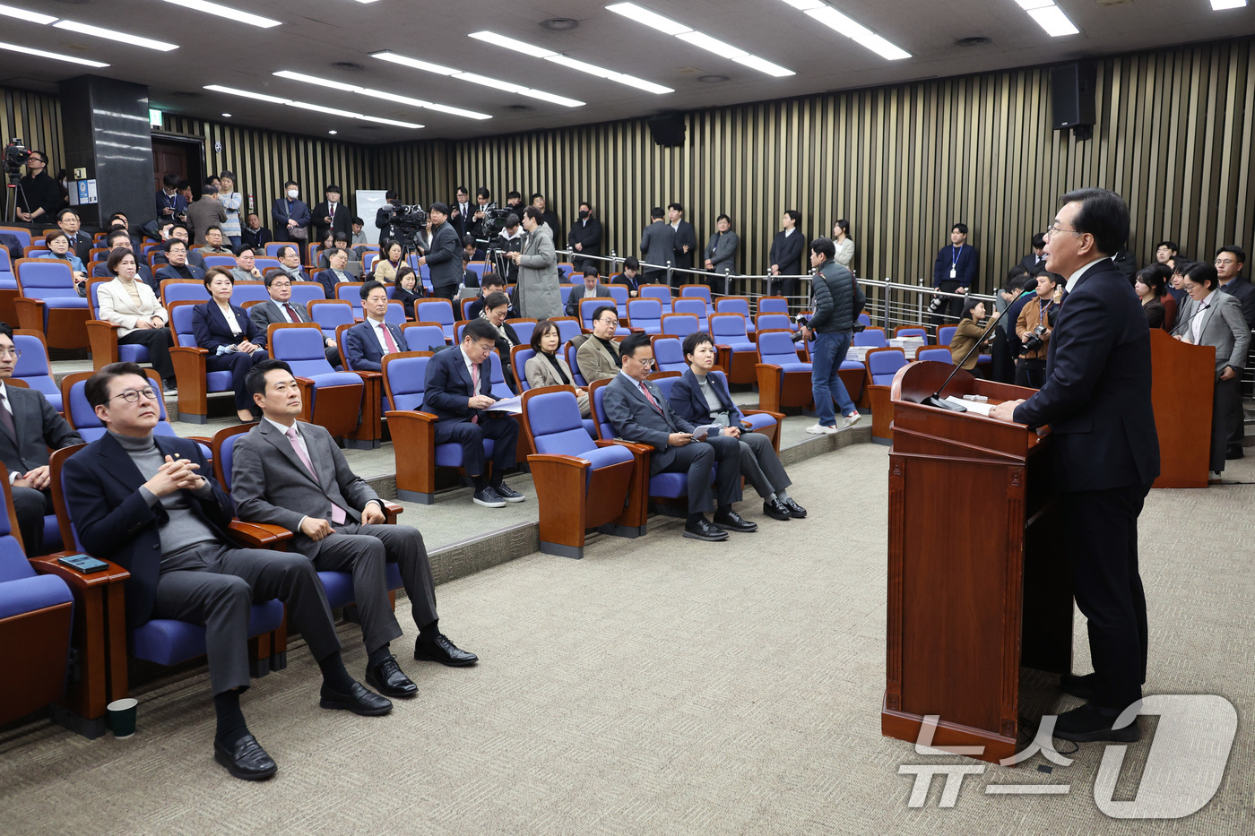 (서울=뉴스1) 신웅수 기자 = 송언석 국민의힘 원내대표가 9일 서울 여의도 국회에서 열린 의원총회에서 발언하고 있다. 2026.2.9/뉴스1