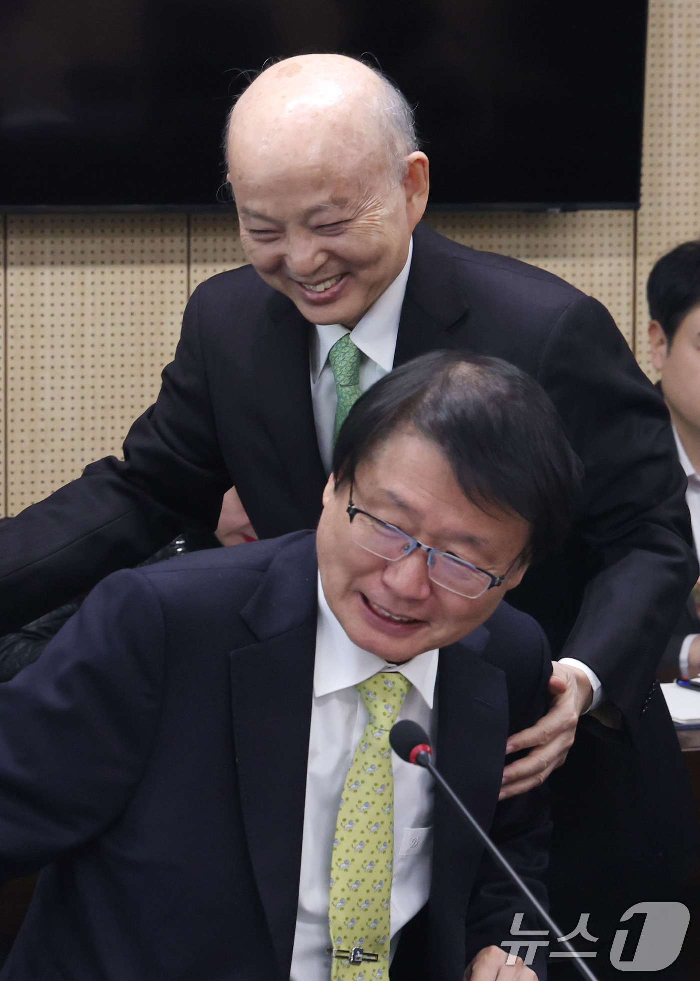 (서울=뉴스1) 이광호 기자 = 안창호 국가인권위원장이 9일 오후 서울 중구 국가인권위원회에서 열린 제3차 상임위원회에 참석하며 오영근 상임위원과 인사나누고 있다. 2026.2.9 …