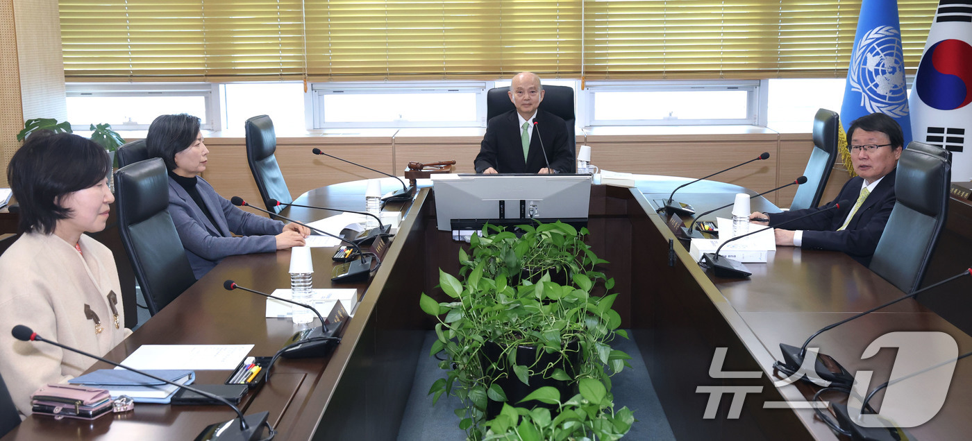 (서울=뉴스1) 이광호 기자 = 안창호 국가인권위원장이 9일 오후 서울 중구 국가인권위원회에서 열린 제3차 상임위원회 회의를 주재하고 있다. 2026.2.9/뉴스1