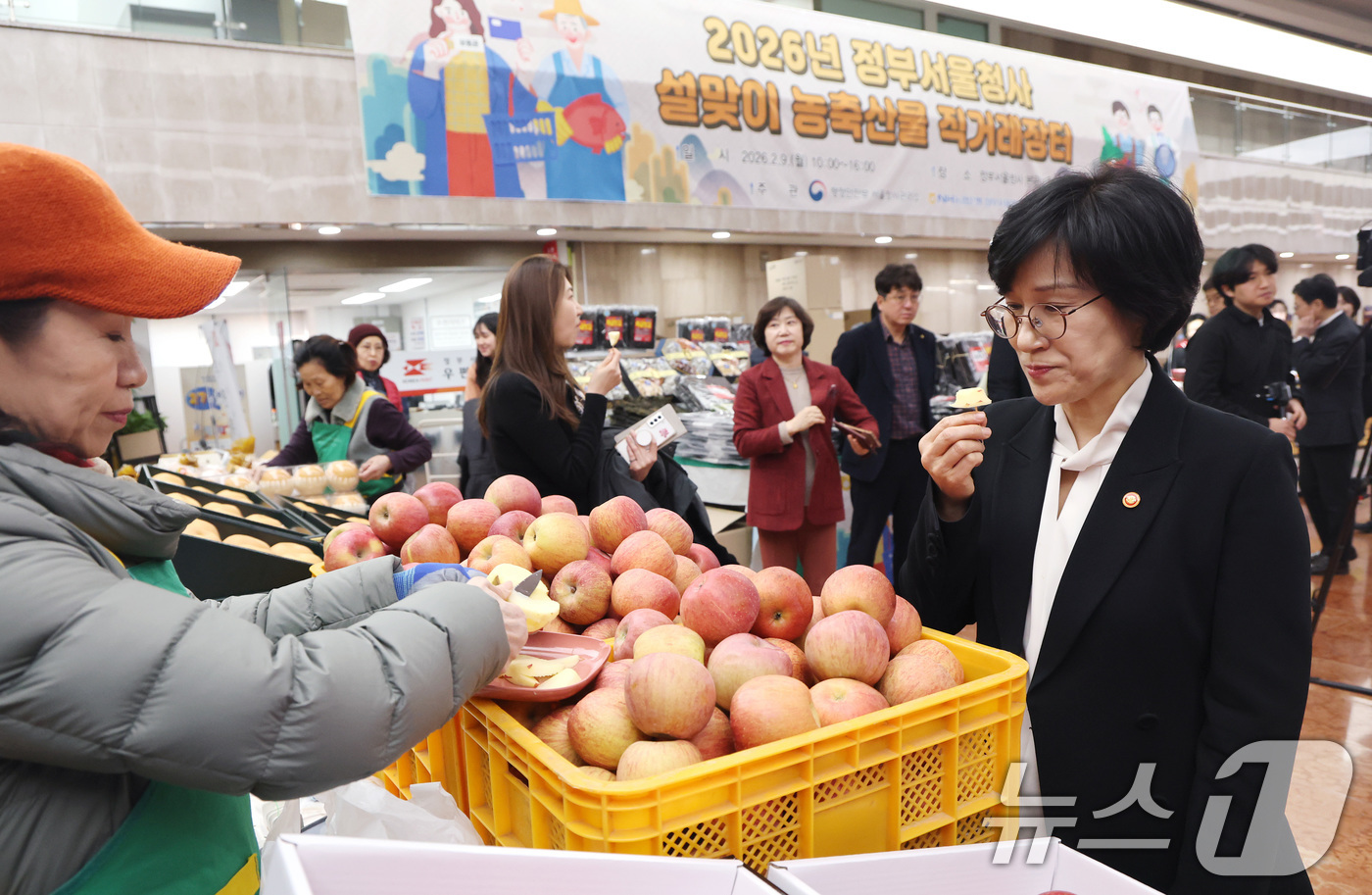 (서울=뉴스1) 임세영 기자 = 원민경 성평등가족부 장관이 9일 서울 종로구 정부서울청사에서 열린 2026년 정부서울청사 설맞이 농축산물 적거래 장터에서 명절 선물을 살펴보고 있다 …