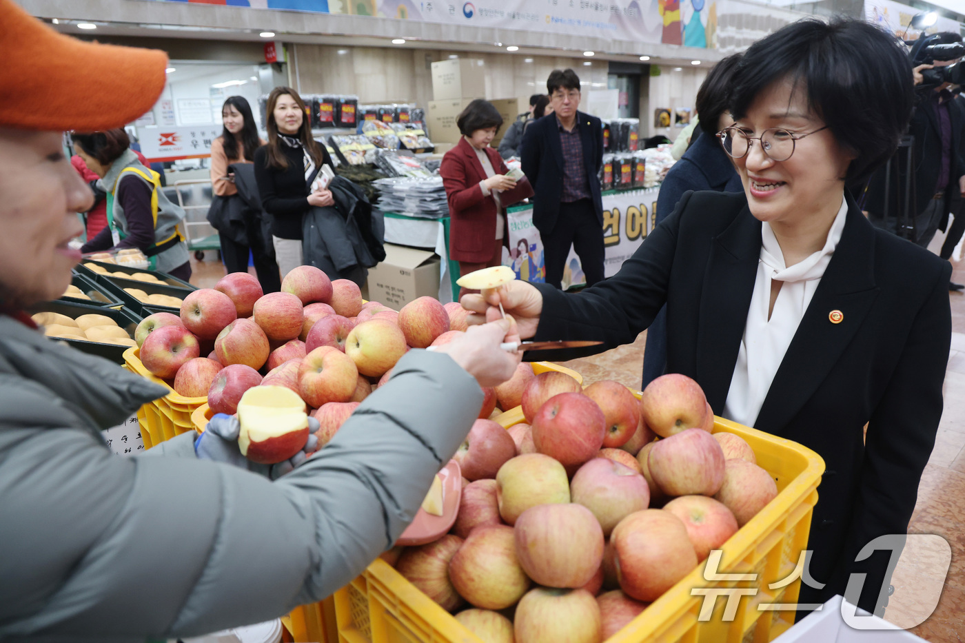 (서울=뉴스1) 임세영 기자 = 원민경 성평등가족부 장관이 9일 서울 종로구 정부서울청사에서 열린 2026년 정부서울청사 설맞이 농축산물 적거래 장터에서 명절 선물을 살펴보고 있다 …