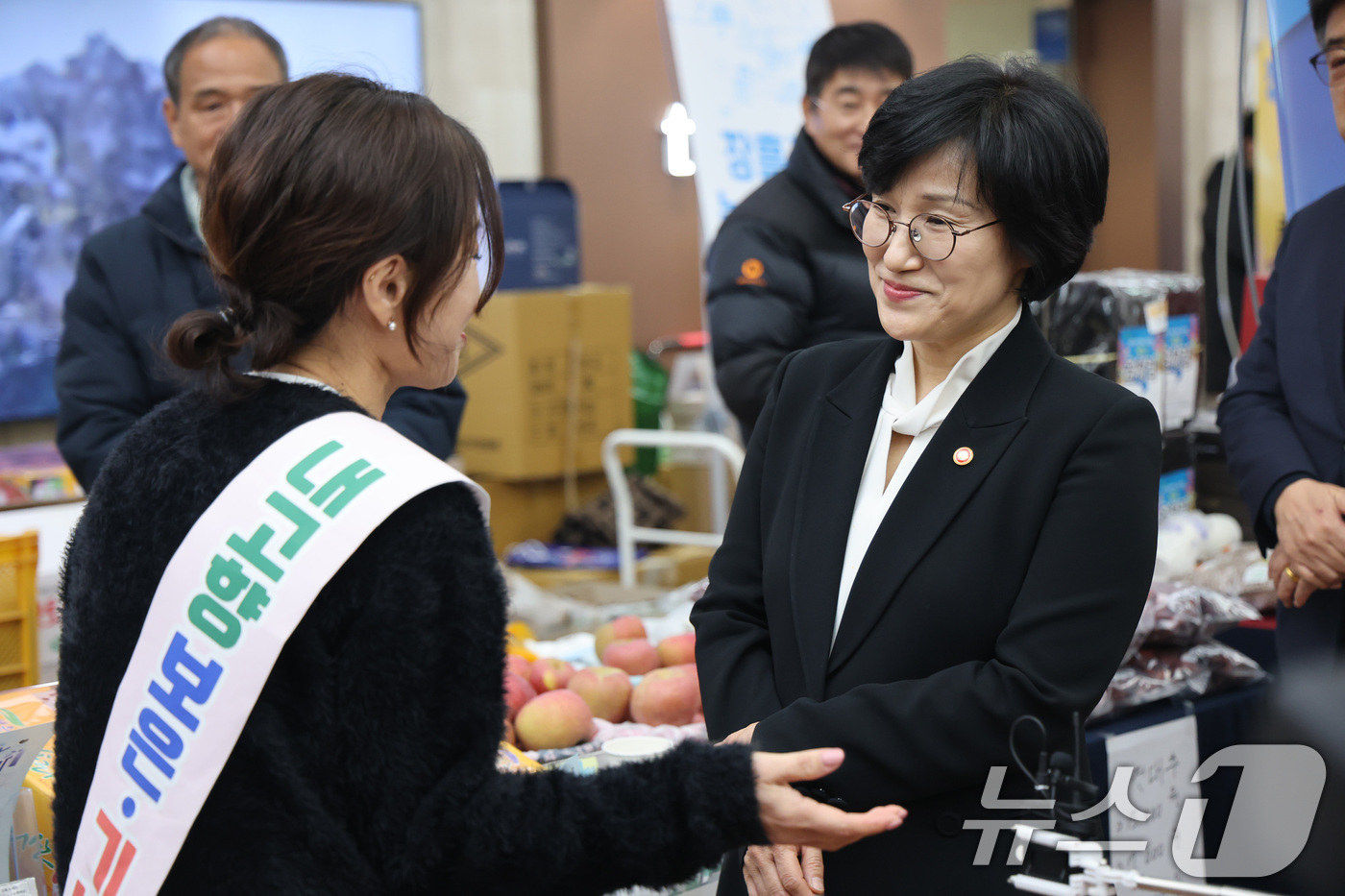 (서울=뉴스1) 임세영 기자 = 원민경 성평등가족부 장관이 9일 서울 종로구 정부서울청사에서 열린 2026년 정부서울청사 설맞이 농축산물 적거래 장터에서 관계자와 이야기를 나누고 …