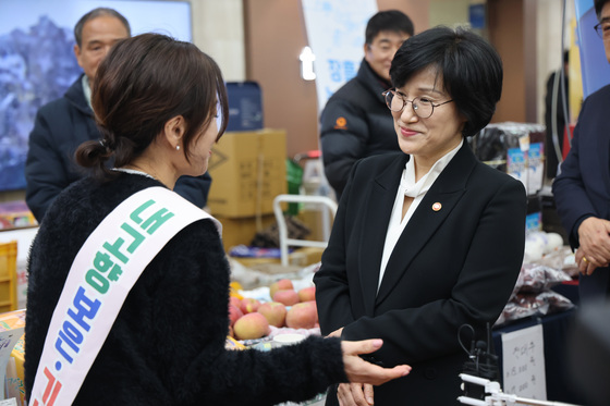 설맞이 농축산물 직거래 장터 찾은 원민경 장관
