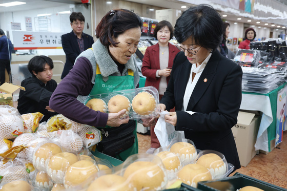 명절 선물 구매하는 원민경 장관