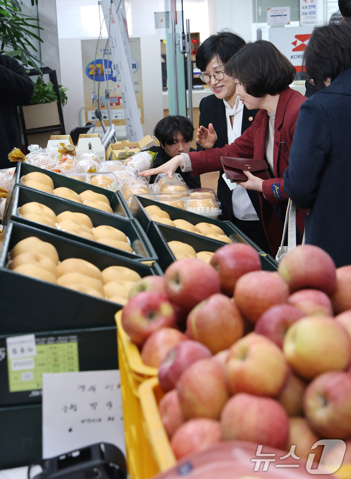 (서울=뉴스1) 임세영 기자 = 원민경 성평등가족부 장관이 9일 서울 종로구 정부서울청사에서 열린 2026년 정부서울청사 설맞이 농축산물 적거래 장터에서 명절 선물을 살펴보고 있다 …