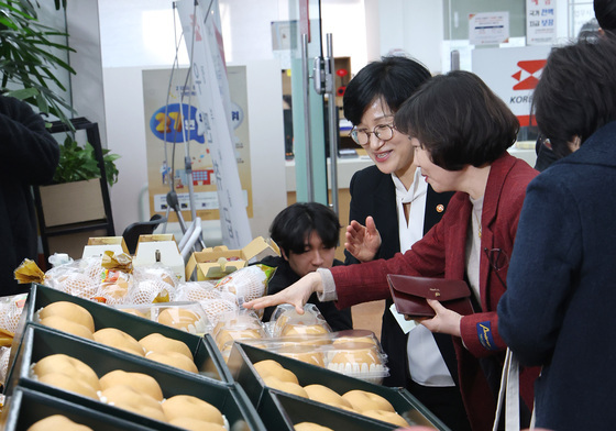 설맞이 농축산물 직거래 장터 찾은 원민경 장관