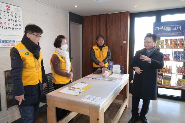 육동한 춘천시장 '그냥드림' 사업장 찾아 운영 상황 점검