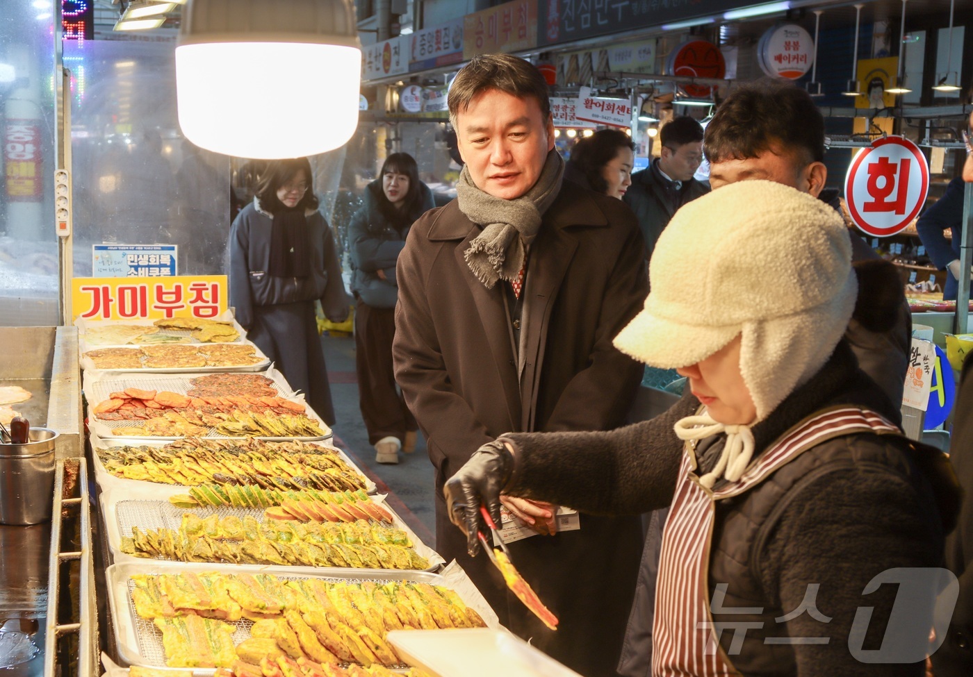 (대전=뉴스1) 박찬수 기자 = 이종욱 관세청 차장은 9일 지역 경제 활성화와 농축수산물 소비촉진을 위해 ‘대전 중앙시장’을 방문, 민생현장을 살폈다.이어 인근 성우보육원을 찾아 …