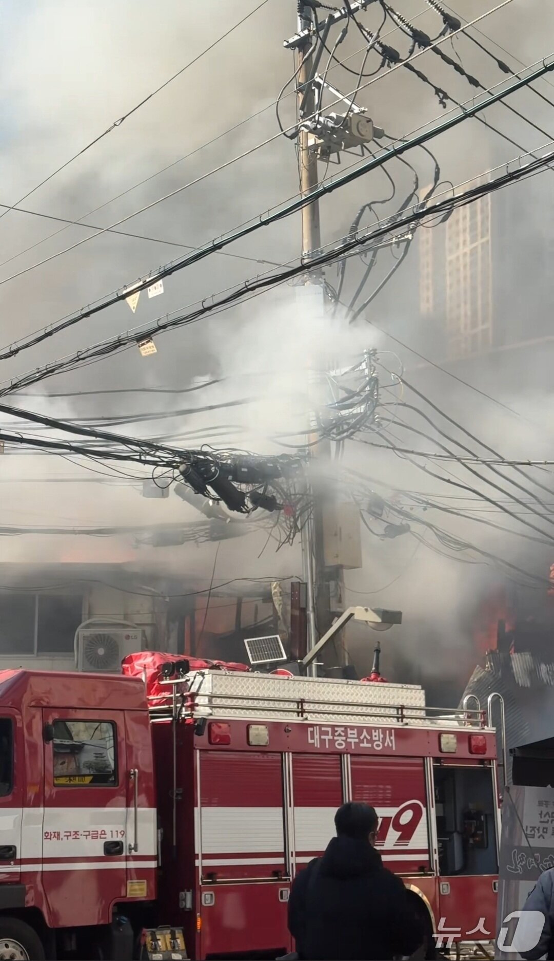 본문 이미지 - 9일 오후 2시 3분쯤 대구 중구 종로의 2층짜리 건물에서 원인을 알 수 없는 불이 나 소방 당국이 진화 중이다. (독자 제공. 재판매 및 DB 금지) 2026.2.9/뉴스1