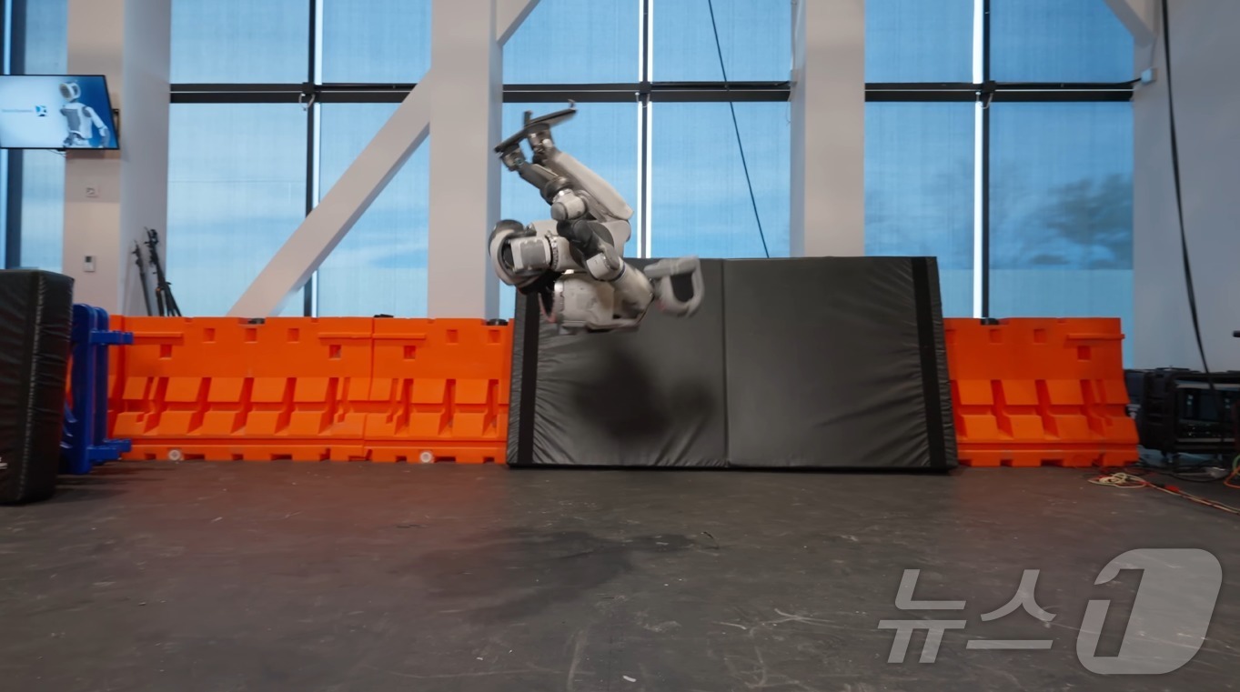 (서울=뉴스1) = 현대차그룹 로봇전문 계열사 보스턴다이나믹스는 7일(현지시각) 휴머노이드 로봇 아틀라스가 옆돌기와 백 텀블링을 연속으로 시연하는 영상을 자사 유튜브 채널에 공개했 …