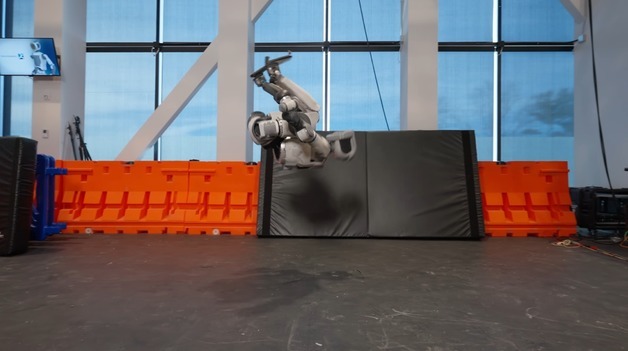 [영상] '와 완벽해' 연속 공중제비 성공한 현대차 아틀라스, 실전 배치 단계 진입