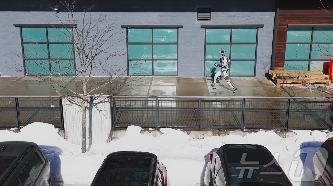 (서울=뉴스1) = 현대차그룹 로봇전문 계열사 보스턴다이나믹스는 7일(현지시각) 휴머노이드 로봇 아틀라스가 옆돌기와 백 텀블링을 연속으로 시연하는 영상을 자사 유튜브 채널에 공개했 …