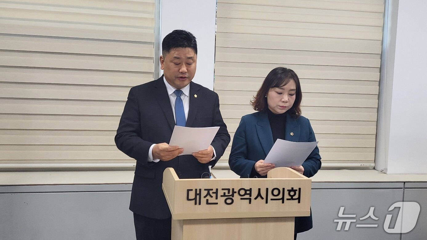 본문 이미지 - 민주당 방진영 시의원과 김민숙 시의원이 9일 오전 시의회 기자실에서 293회 대전시의회 임시회가 법과 절차를 무시했다고 지적하고 있다. 박종명 기자 /뉴스1