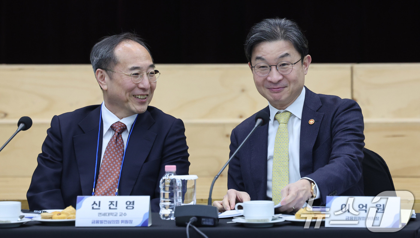 (서울=뉴스1) 박지혜 기자 = 이억원 금융위원장(오른쪽)이 9일 서울 중구 예금보험공사 대강당에서 열린 2026년 금융발전심의회 전체회의에서 신진영 금융발전심의회 위원장과 대화를 …