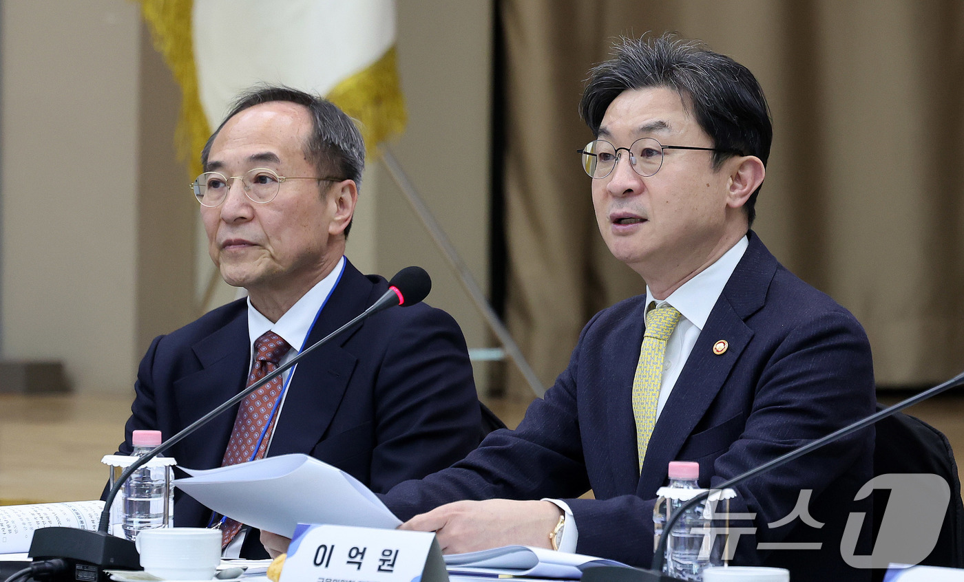 (서울=뉴스1) 박지혜 기자 = 이억원 금융위원장이 9일 서울 중구 예금보험공사 대강당에서 열린 2026년 금융발전심의회 전체회의에서 모두 발언을 하고 있다. 왼쪽은 신진영 금융발 …