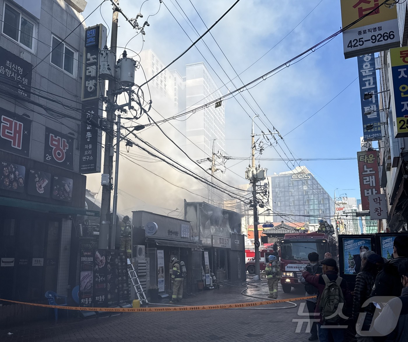 (대구=뉴스1) 이성덕 기자 = 9일 오후 2시 3분쯤 대구 중구 종로의 2층짜리 건물에서 원인을 알 수 없는 불이 나 소방 당국이 진화 중이다. (독자 제공. 재판매 및 DB 금 …