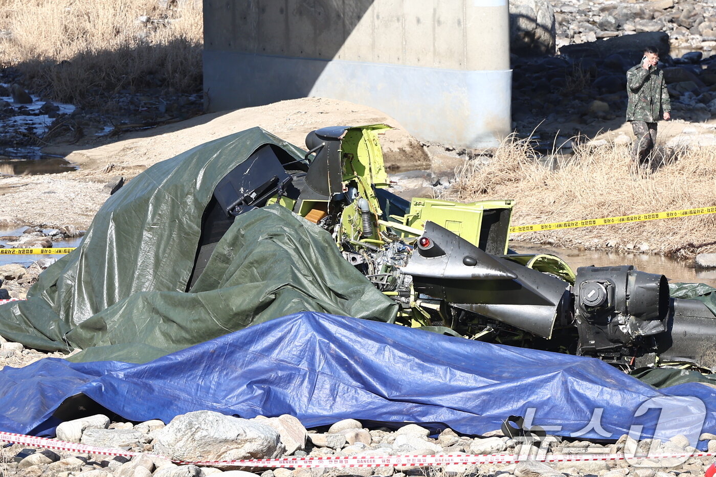본문 이미지 - 9일 경기 가평군 조정면 현리 군 헬기(코브라 AH-1S)가 추락해 현장에서 관계자들이 사고를 수습하고 있다. 2026.2.9 ⓒ 뉴스1 김도우 기자