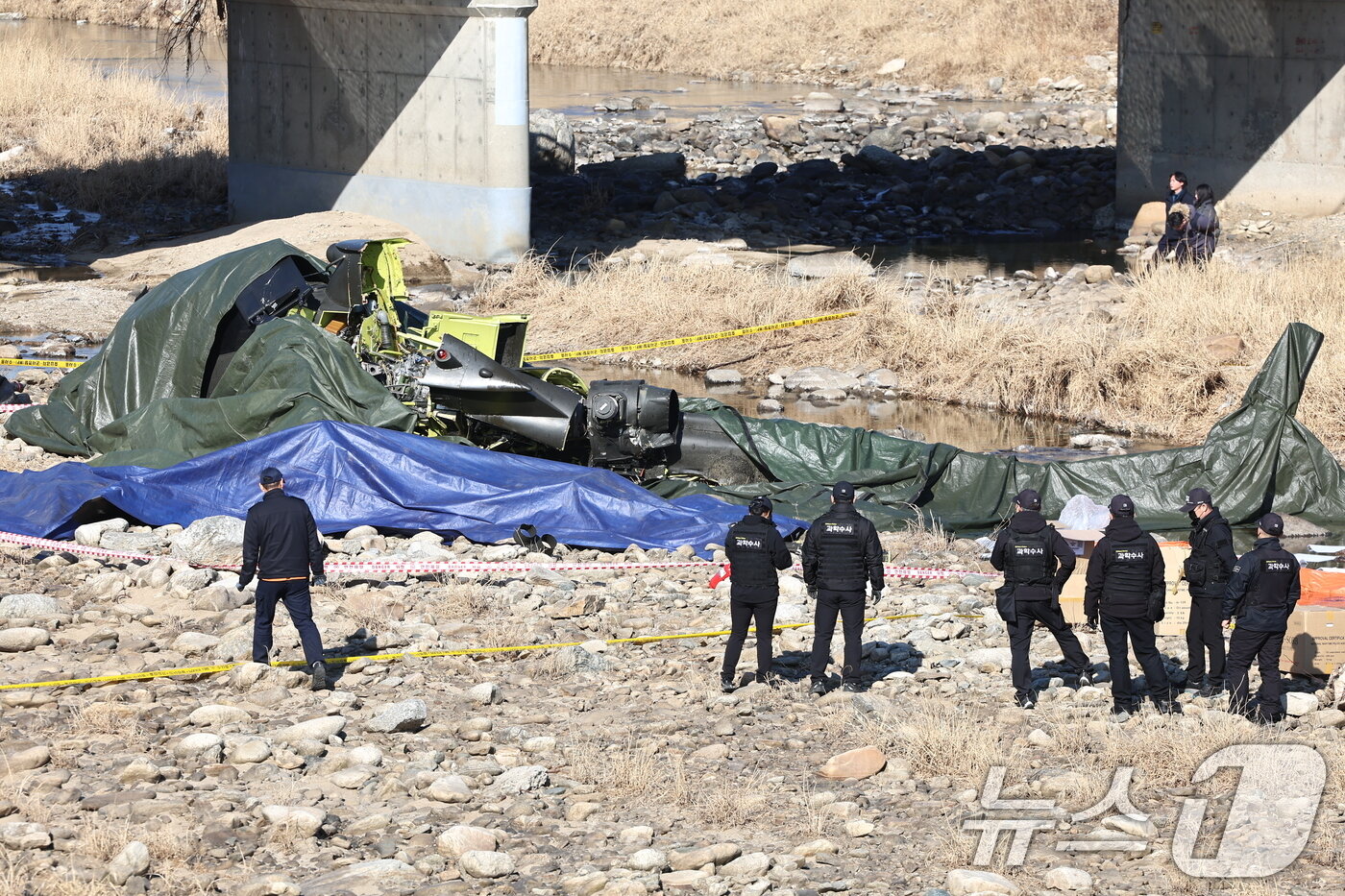 본문 이미지 - 9일 경기 가평군 조정면 현리 군 헬기(코브라 AH-1S)가 추락해 현장에서 관계자들이 사고를 수습하고 있다. 2026.2.9 ⓒ 뉴스1 김도우 기자