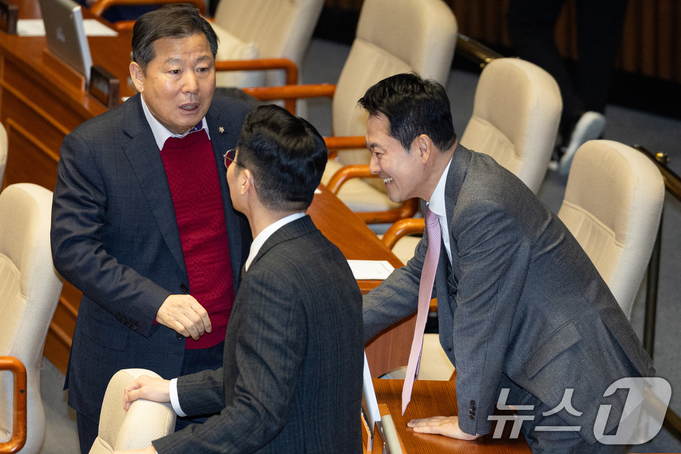 (서울=뉴스1) 유승관 기자 = 장동혁 국민의힘 대표가 9일 서울 여의도 국회에서 열린 제432회 국회(임시회) 제4차 본회의에서 이철규 산자위원장과 대화하고 있다. 2026.2. …