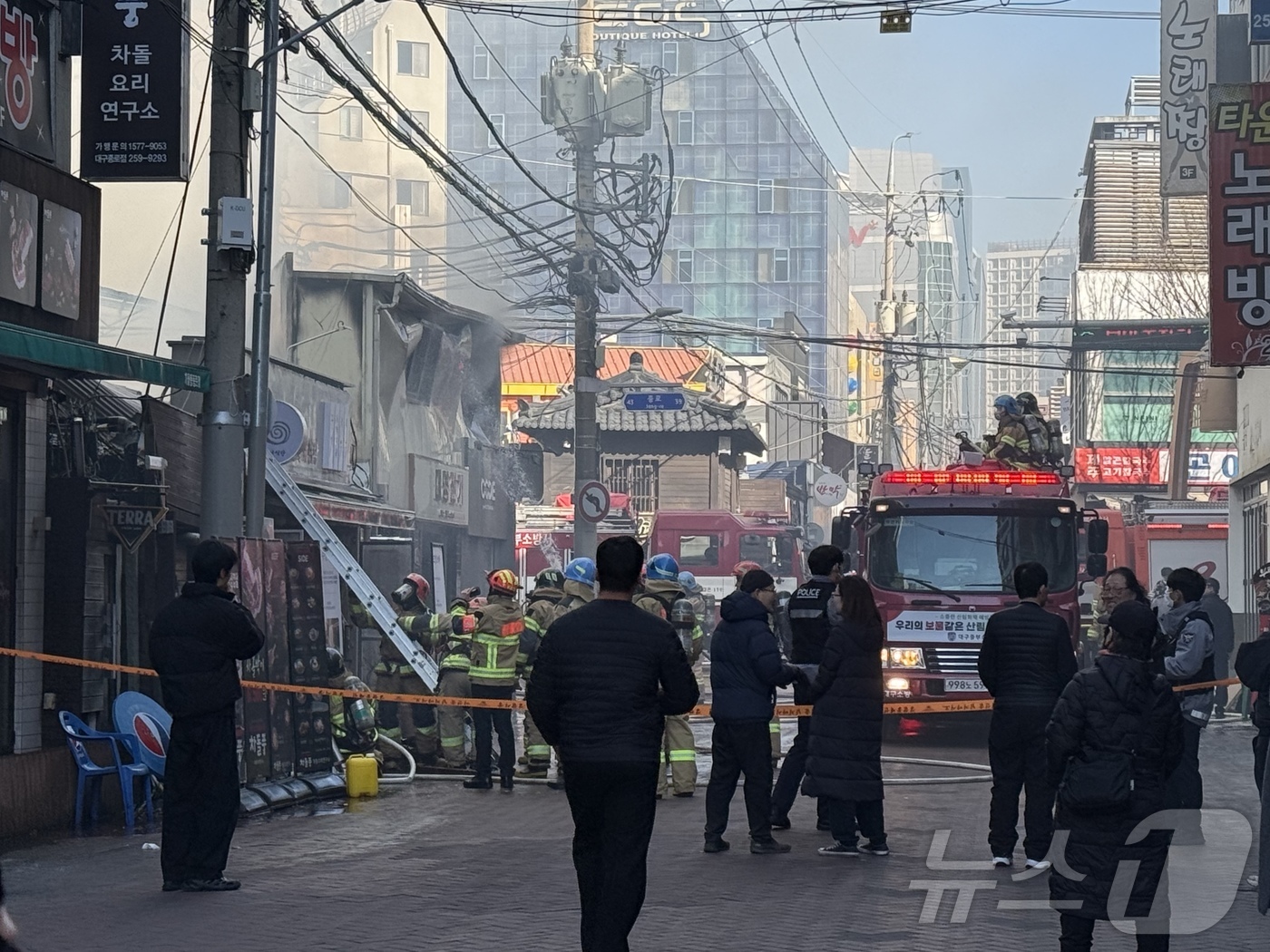(대구=뉴스1) 이성덕 기자 = 9일 오후 2시3분쯤 대구 중구 종로1가의 2층 짜리 건물에서 원인을 알 수 없는 불이 나 소방 당국이 진화에 나섰다. (독자 제공. 재판매 및 D …