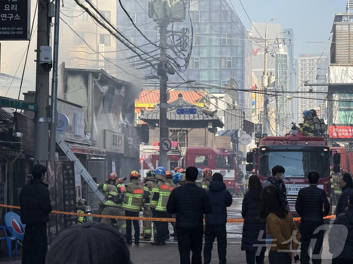 (대구=뉴스1) 이성덕 기자 = 9일 오후 2시3분쯤 대구 중구 종로1가의 2층 짜리 건물에서 원인을 알 수 없는 불이 나 소방 당국이 진화에 나섰다. (독자 제공. 재판매 및 D …