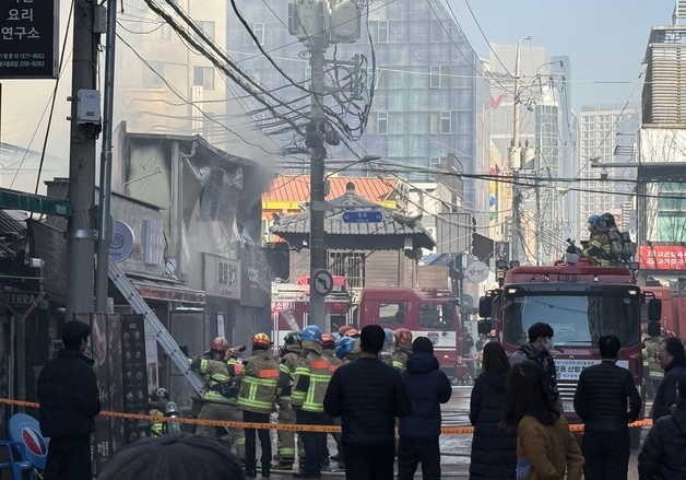 대구 중구 생고기 건물서 불…당국 \'진화 중\'