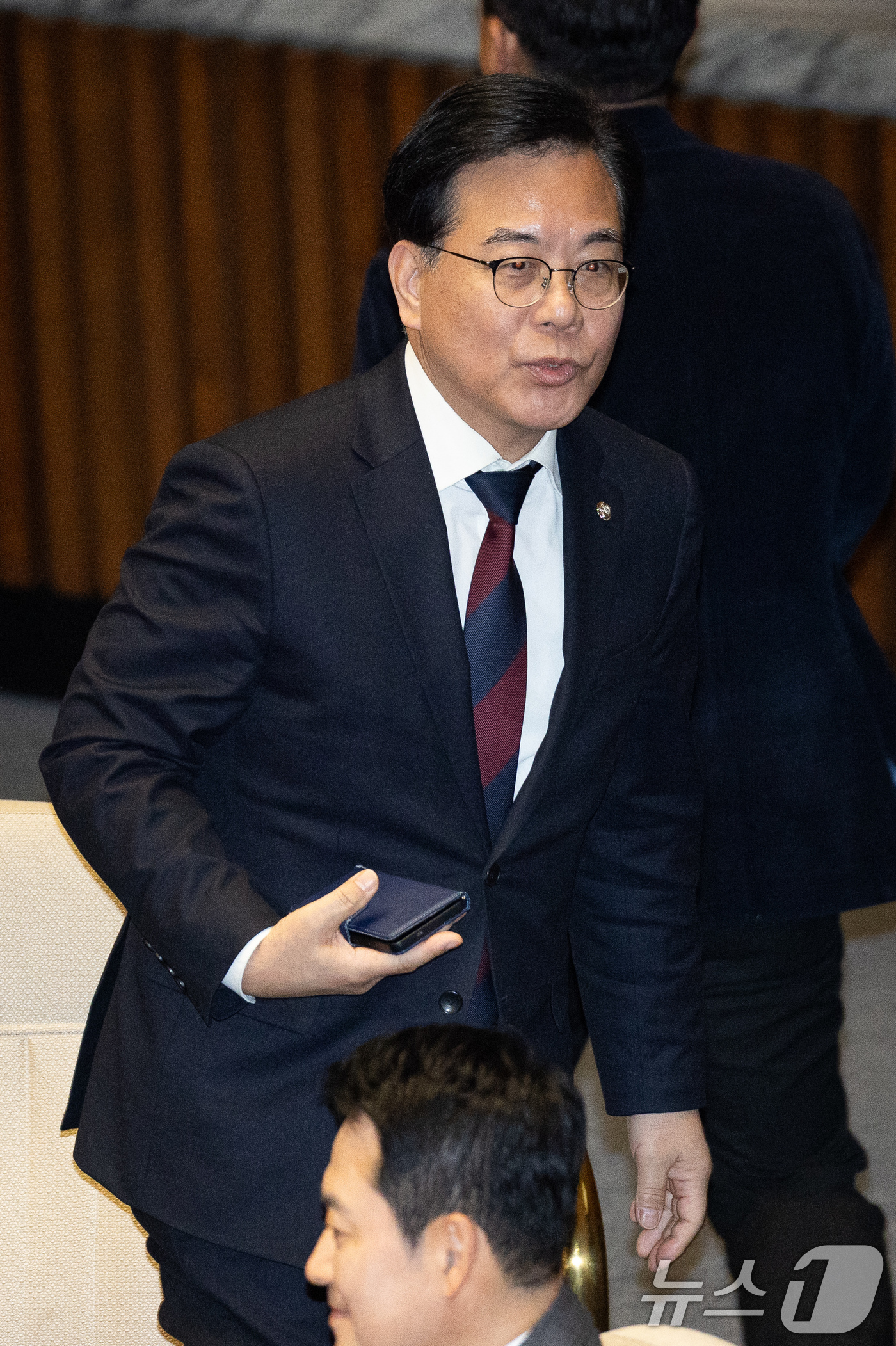 (서울=뉴스1) 유승관 기자 = 송언석 국민의힘 원내대표가 9일 서울 여의도 국회에서 열린 제432회 국회(임시회) 제4차 본회의에 참석하고 있다. 2026.2.9/뉴스1