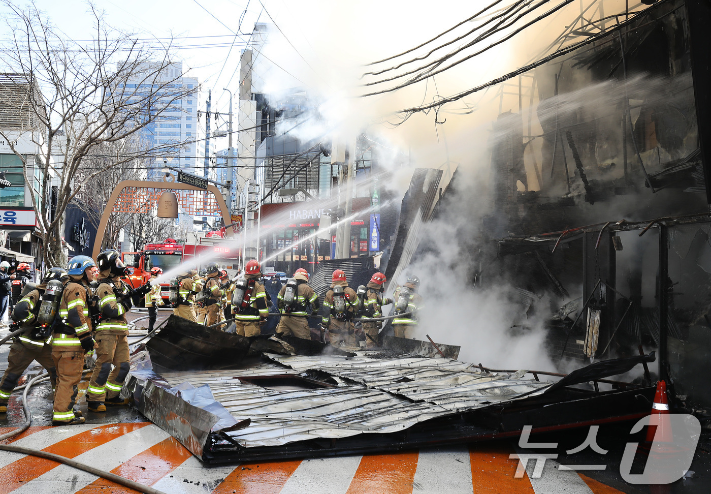 (대구=뉴스1) 공정식 기자 = 9일 오후 2시쯤 대구 중구 종로의 한 음식점 건물에서 원인을 알 수 없는 불이 나 출동한 소방관들이 화재를 진압하고 있다. 2026.2.9/뉴스1 …