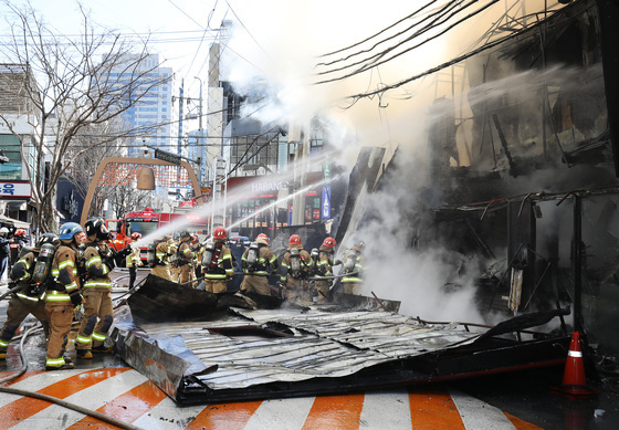 대구 종로 2층짜리 건물 화재, 50분 만에 큰 불길 잡혀(종합)