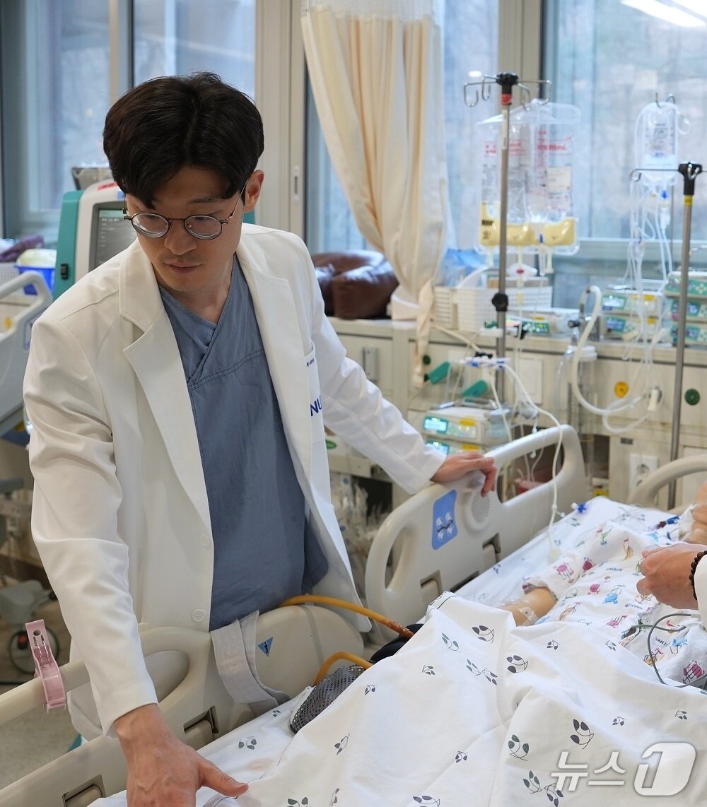 본문 이미지 - 정준철 심장혈관흉부외과 교수가 중환자실에 입원한 환자의 회복 상태를 살펴보고 있다.(분당서울대병원 제공)