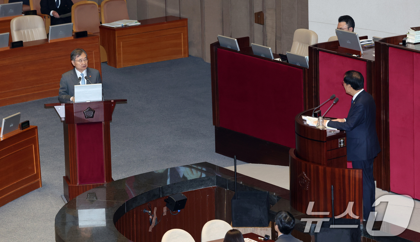 (서울=뉴스1) 이승배 기자 = 9일 서울 여의도 국회에서 열린 제432회국회(임시회) 제4차 본회의 정치·외교·통일·안보에 관한 대정부 질문에서 조현 외교부 장관이 질의에 답변하 …