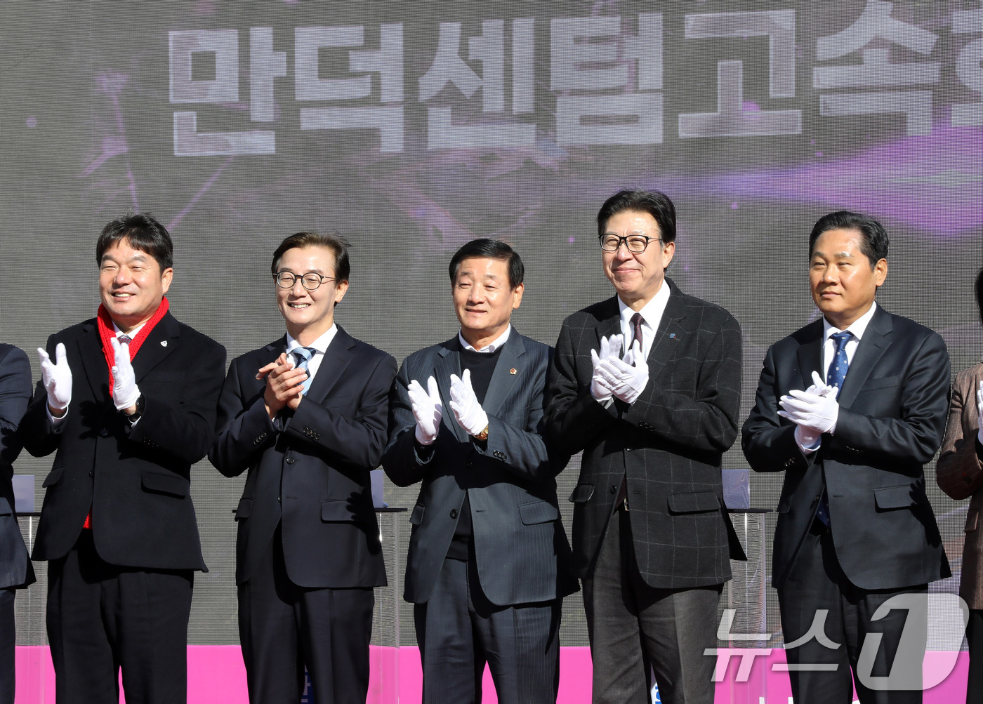 (부산=뉴스1) 윤일지 기자 = 전재수 더불어민주당 의원이 9일 오후 부산 북구 만덕IC 일원에서 열린 '만덕~센텀 도시고속화도로' 개통식에서 박형준 부산시장 등 참석자들과 기념촬 …