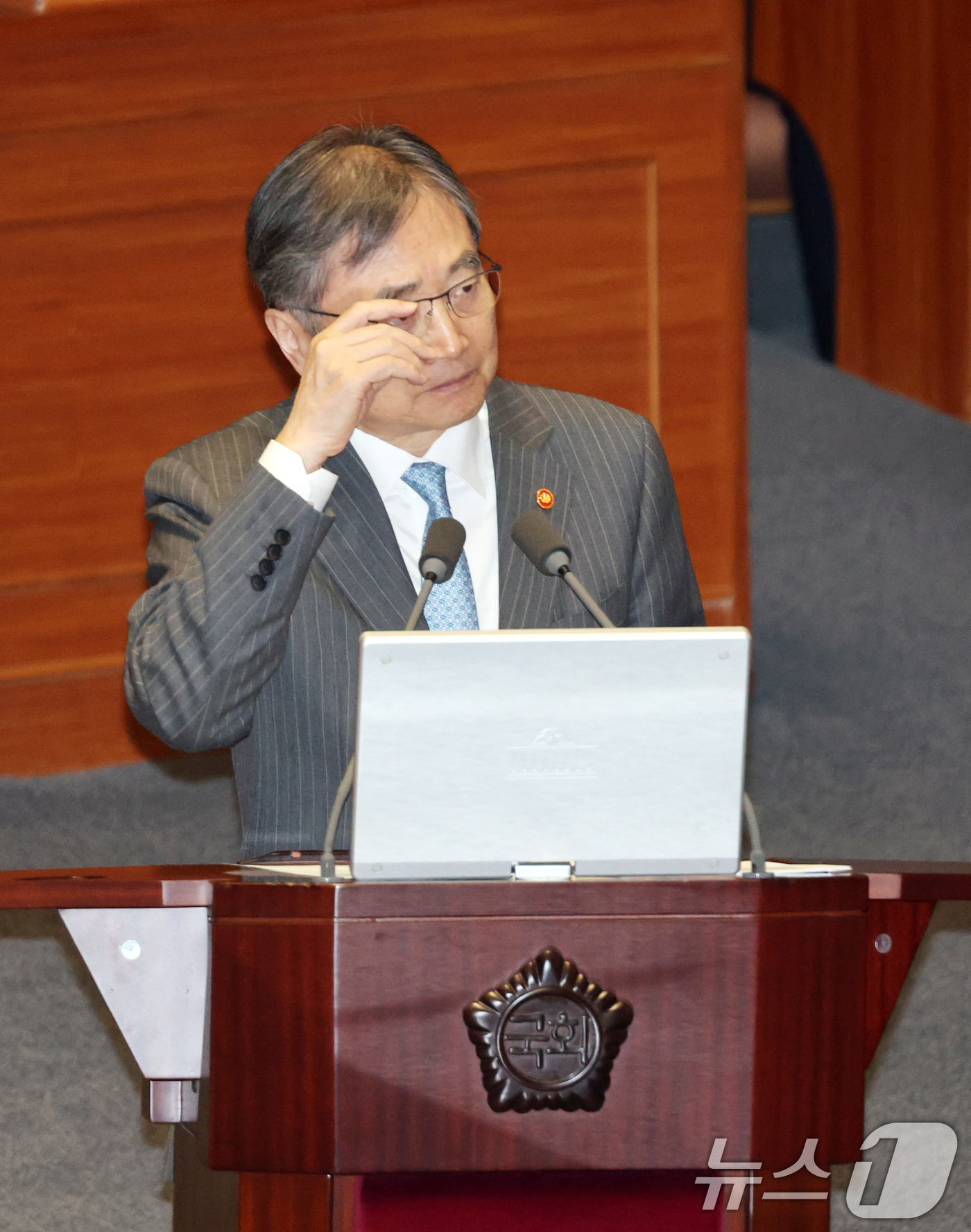 (서울=뉴스1) 이승배 기자 = 9일 서울 여의도 국회에서 열린 제432회국회(임시회) 제4차 본회의 정치·외교·통일·안보에 관한 대정부 질문에서 조현 외교부 장관이 안경을 고쳐쓰 …