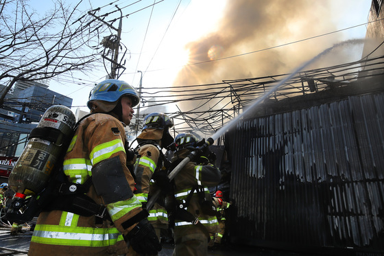 대구 종로 화재 진화하던 소방관 3명 부상…병원 이송