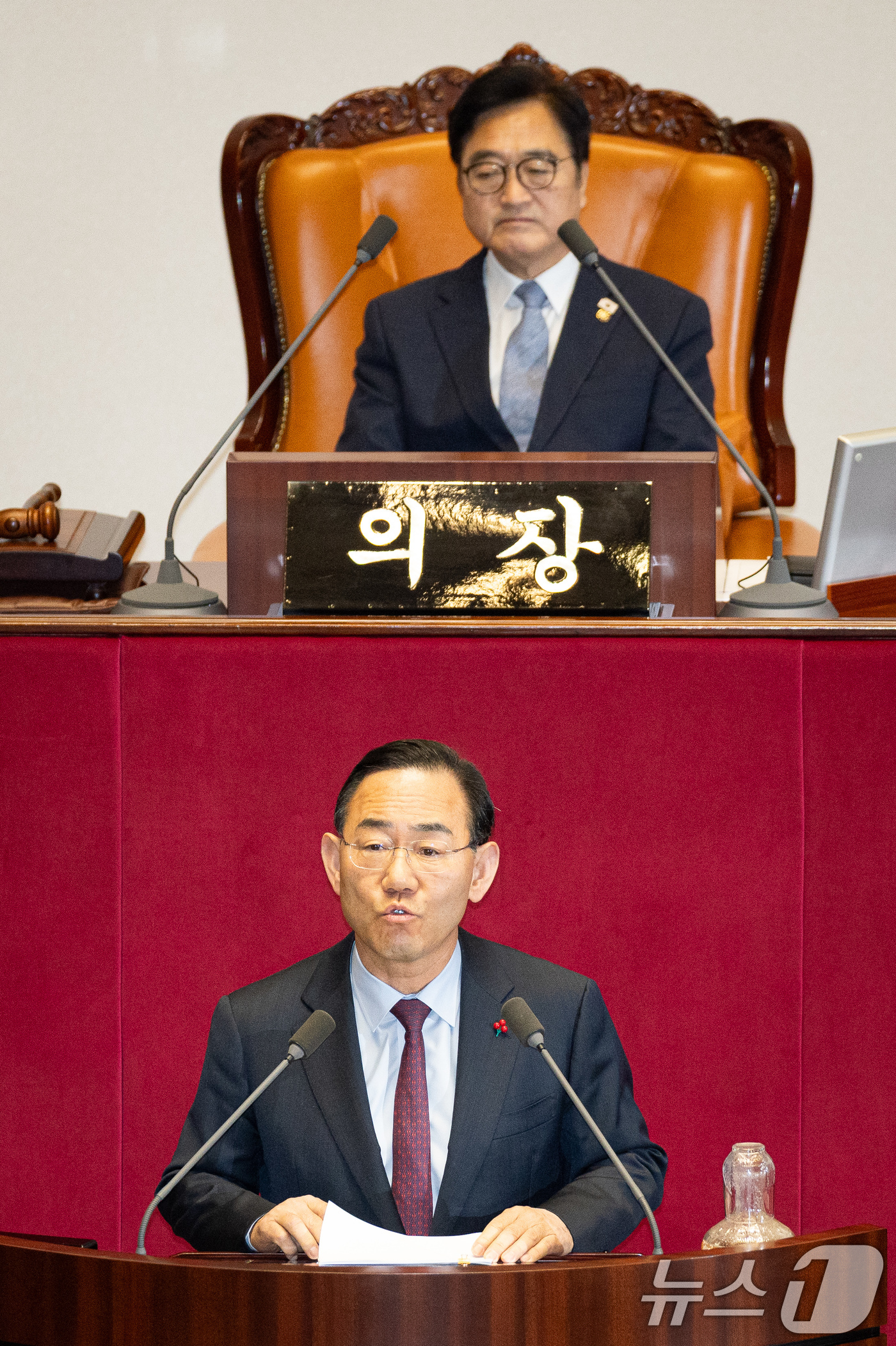 (서울=뉴스1) 유승관 기자 = 주호영 국회부의장이 9일 서울 여의도 국회에서 열린 제432회 국회(임시회) 제4차 본회의에서 김민석 국무총리에게 정치·외교·통일·안보에 관한 질문 …