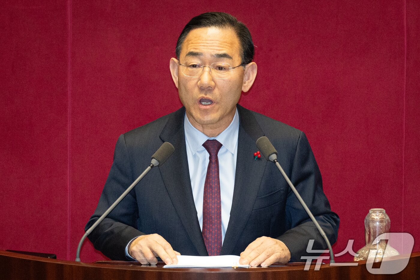 본문 이미지 - 주호영 국회부의장이 9일 서울 여의도 국회에서 열린 제432회 국회(임시회) 제4차 본회의에서 김민석 국무총리에게 정치·외교·통일·안보에 관한 질문을 하고 있다. 2026.2.9 ⓒ 뉴스1 유승관 기자