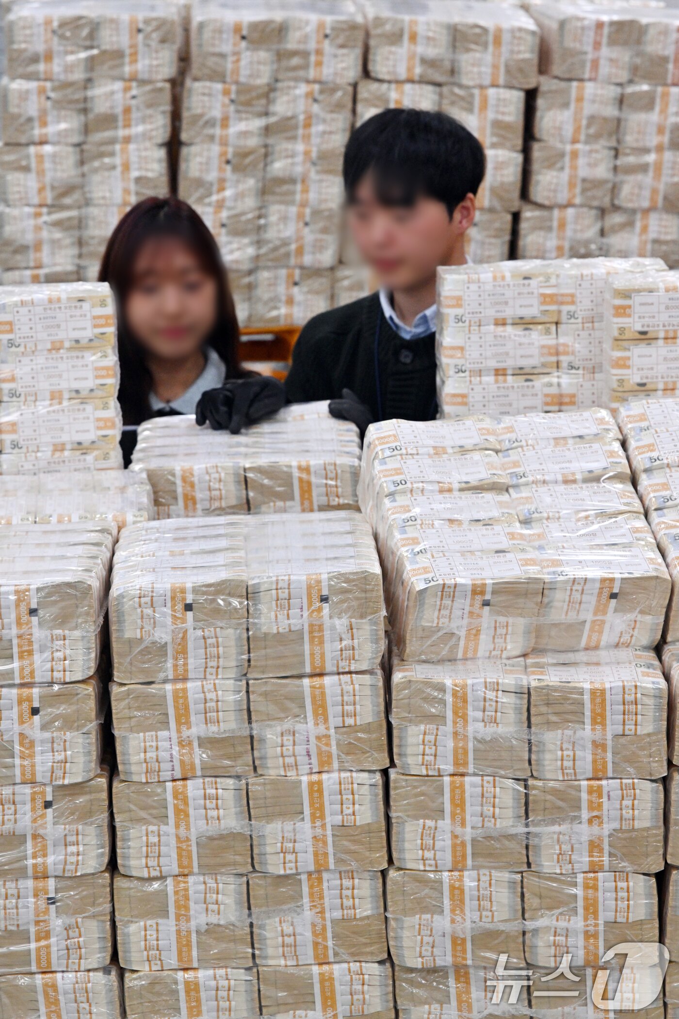 본문 이미지 - 민족 대명절 설을 일주일여 앞둔 9일 경기 수원시 영통구 한국은행 경기본부에서 직원들이 지역 시중은행으로 공급될 설 자금 방출 작업을 하고 있다. (공동취재) 2026.2.9 ⓒ 뉴스1 김영운 기자