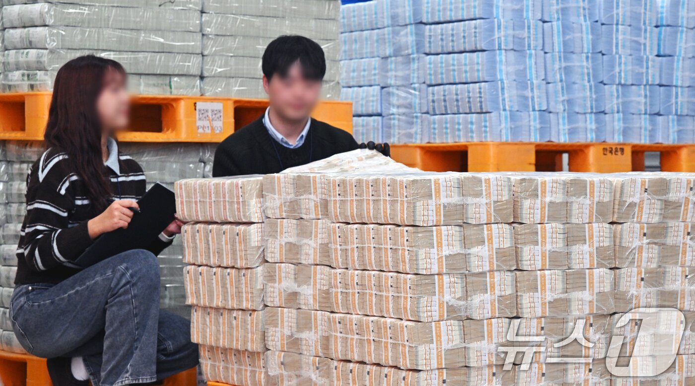 본문 이미지 - 민족 대명절 설을 일주일여 앞둔 9일 경기 수원시 영통구 한국은행 경기본부에서 직원들이 지역 시중은행으로 공급될 설 자금 방출 작업을 하고 있다. (공동취재) 2026.2.9 ⓒ 뉴스1 김영운 기자