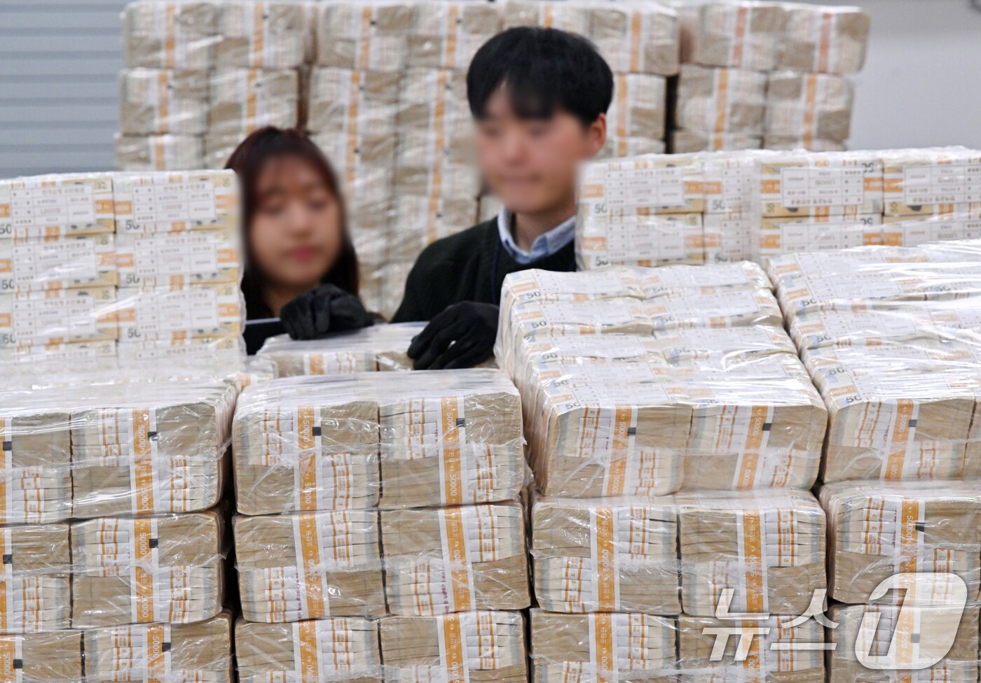 본문 이미지 - 민족 대명절 설을 일주일여 앞둔 9일 경기 수원시 영통구 한국은행 경기본부에서 직원들이 지역 시중은행으로 공급될 설 자금 방출 작업을 하고 있다. (공동취재) 2026.2.9 ⓒ 뉴스1 김영운 기자