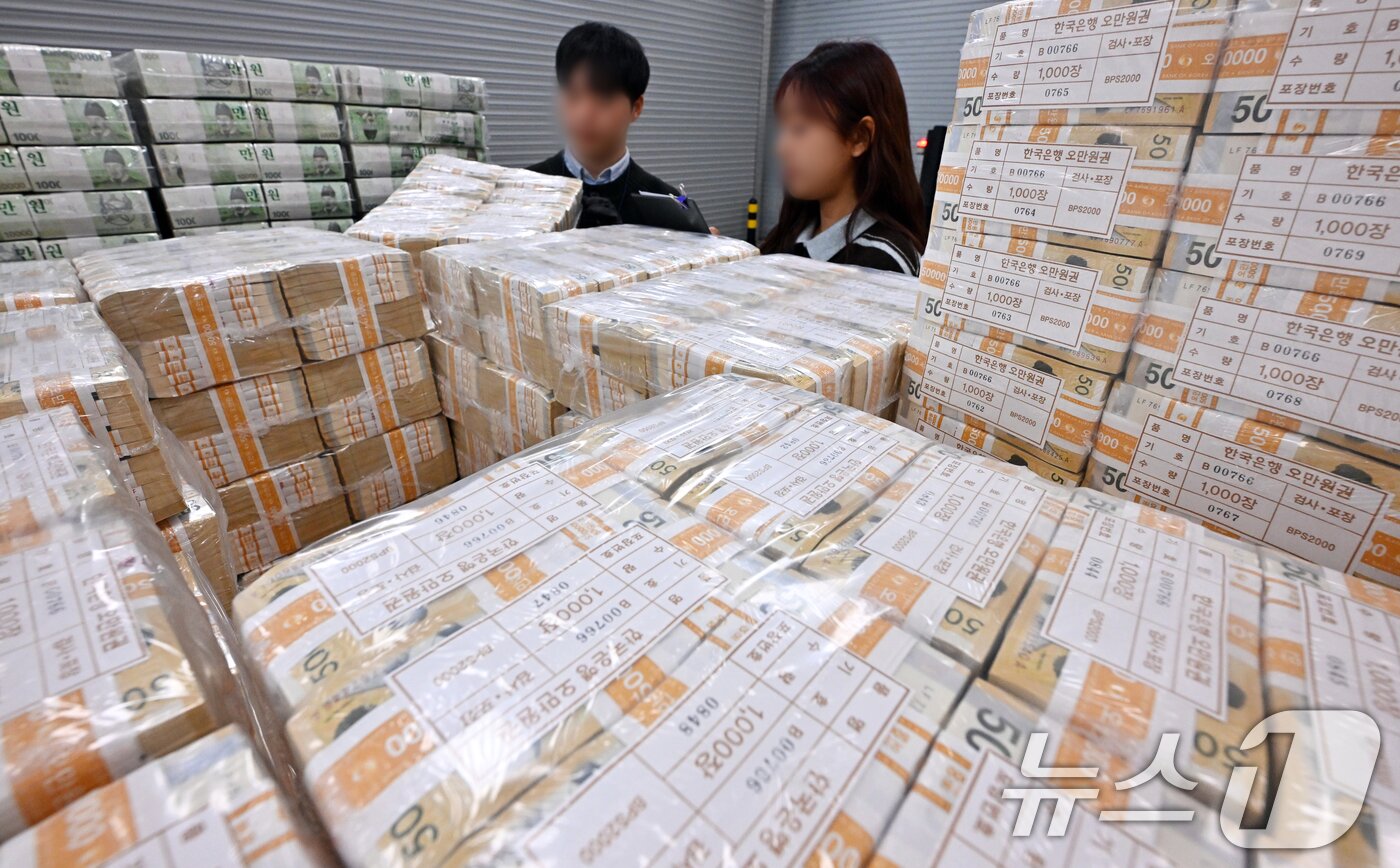 본문 이미지 - 민족 대명절 설을 일주일여 앞둔 9일 경기 수원시 영통구 한국은행 경기본부에서 직원들이 지역 시중은행으로 공급될 설 자금 방출 작업을 하고 있다. (공동취재) 2026.2.9 ⓒ 뉴스1 김영운 기자