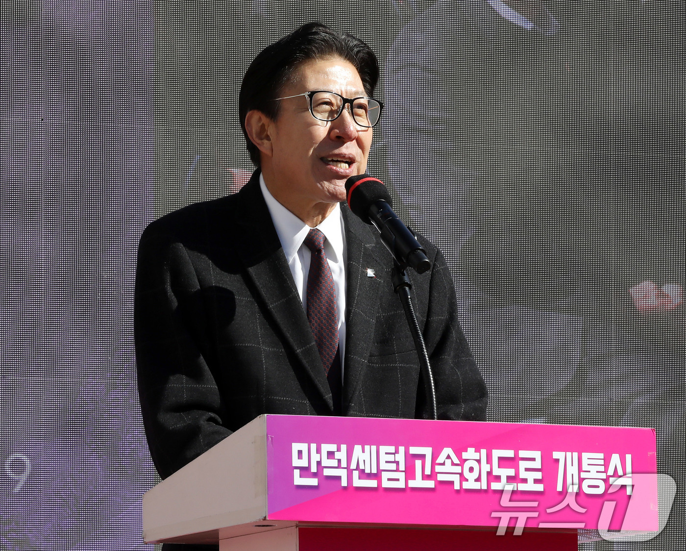 (부산=뉴스1) 윤일지 기자 = 박형준 부산시장이  9일 오후 부산 북구 만덕IC 일원에서 열린 '만덕~센텀 도시고속화도로' 개통식에서 기념사를 하고 있다. 2026.2.9/뉴스1 …