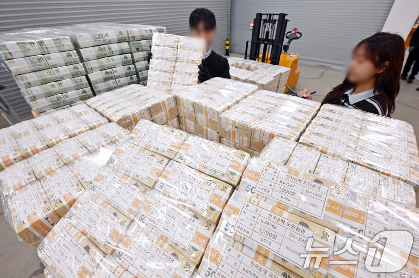 본문 이미지 - 민족 대명절 설을 일주일여 앞둔 9일 경기 수원시 영통구 한국은행 경기본부에서 직원들이 지역 시중은행으로 공급될 설 자금 방출 작업을 하고 있다. (공동취재) 2026.2.9 ⓒ 뉴스1 김영운 기자