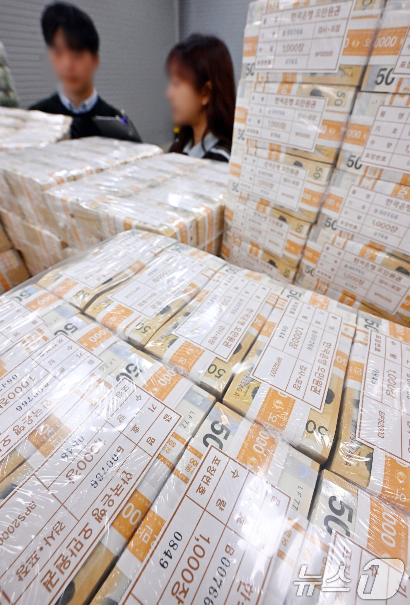 본문 이미지 - 민족 대명절 설을 일주일여 앞둔 9일 경기 수원시 영통구 한국은행 경기본부에서 직원들이 지역 시중은행으로 공급될 설 자금 방출 작업을 하고 있다. (공동취재) 2026.2.9 ⓒ 뉴스1 김영운 기자