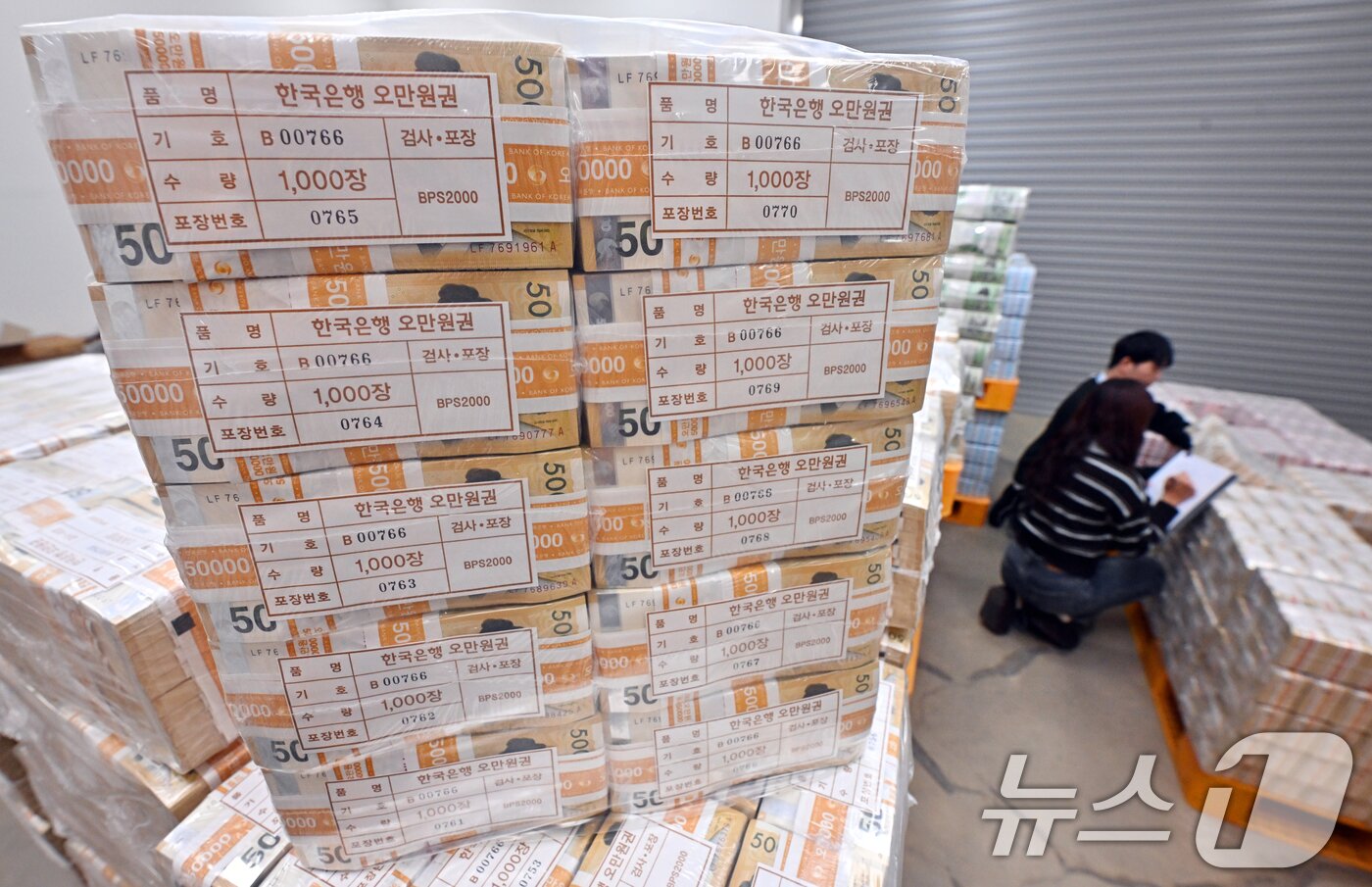 본문 이미지 - 민족 대명절 설을 일주일여 앞둔 9일 경기 수원시 영통구 한국은행 경기본부에서 직원들이 지역 시중은행으로 공급될 설 자금 방출 작업을 하고 있다. (공동취재) 2026.2.9 ⓒ 뉴스1 김영운 기자