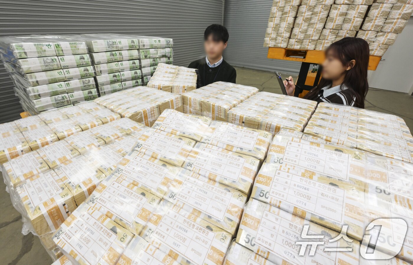 본문 이미지 - 민족 대명절 설을 일주일여 앞둔 9일 경기 수원시 영통구 한국은행 경기본부에서 직원들이 지역 시중은행으로 공급될 설 자금 방출 작업을 하고 있다. (공동취재) 2026.2.9 ⓒ 뉴스1 김영운 기자
