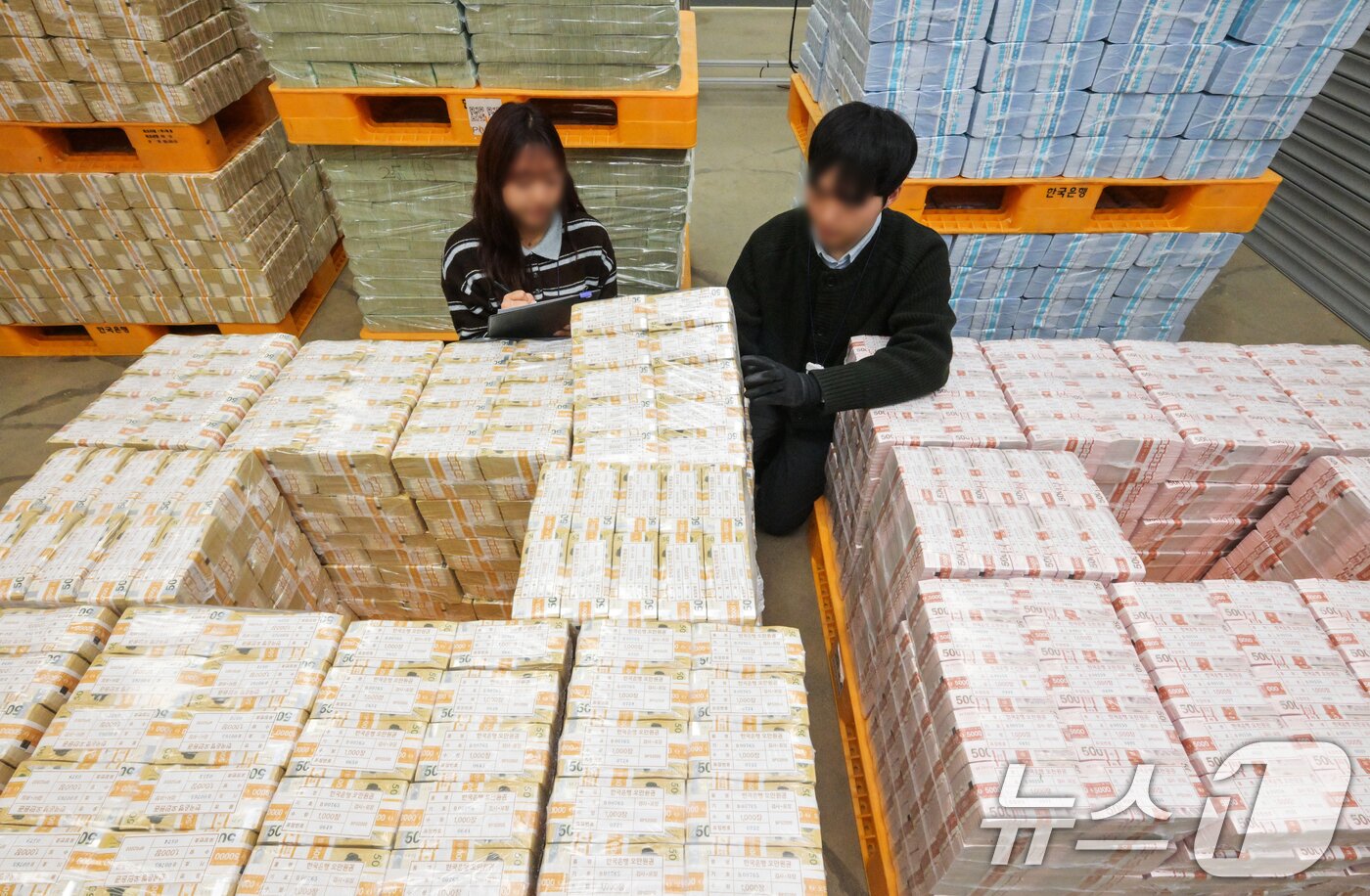 본문 이미지 - 민족 대명절 설을 일주일여 앞둔 9일 경기 수원시 영통구 한국은행 경기본부에서 직원들이 지역 시중은행으로 공급될 설 자금 방출 작업을 하고 있다. (공동취재) 2026.2.9 ⓒ 뉴스1 김영운 기자
