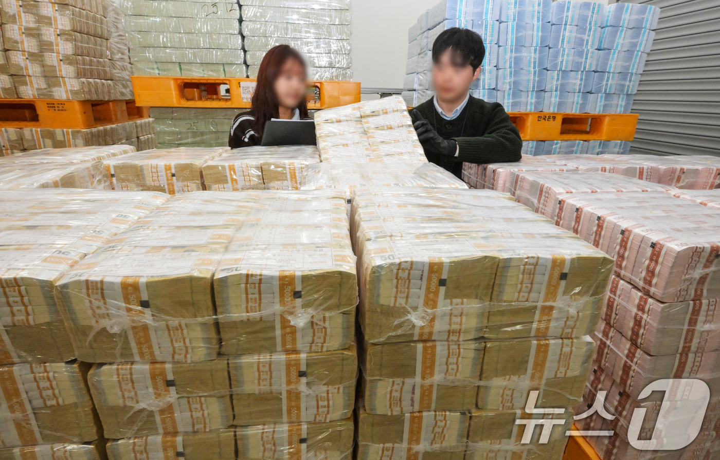 (수원=뉴스1) 김영운 기자 = 민족 대명절 설을 일주일여 앞둔 9일 경기 수원시 영통구 한국은행 경기본부에서 직원들이 지역 시중은행으로 공급될 설 자금 방출 작업을 하고 있다. …