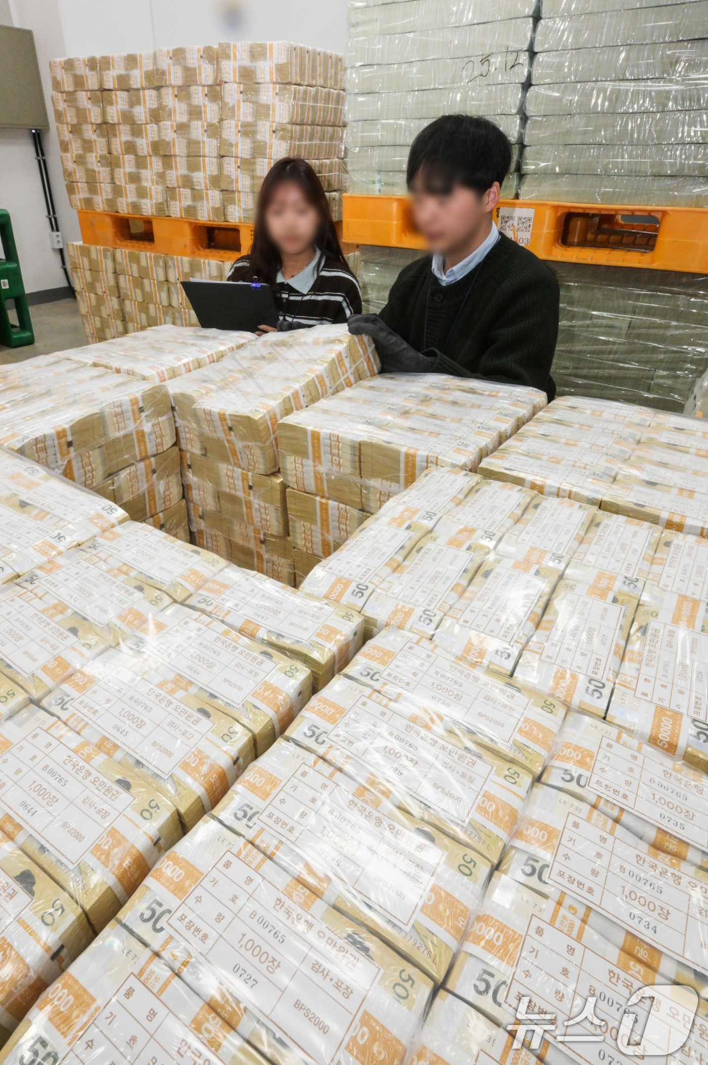 (수원=뉴스1) 김영운 기자 = 민족 대명절 설을 일주일여 앞둔 9일 경기 수원시 영통구 한국은행 경기본부에서 직원들이 지역 시중은행으로 공급될 설 자금 방출 작업을 하고 있다. …