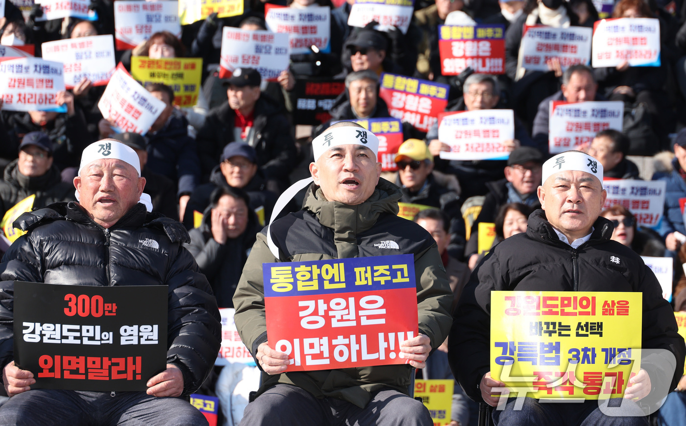 (서울=뉴스1) 신웅수 기자 = 김진태 강원도지사가 9일 서울 여의도 국회 본청 앞에서 열린 강원특별법 3차 개정안 입법 촉구 대회에서 삭발 후 구호를 외치고 있다. 2026.2. …