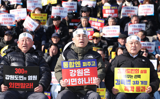 국회서 '삭발시위' 김진태 지사…"강원특별법 통과 강력 촉구"